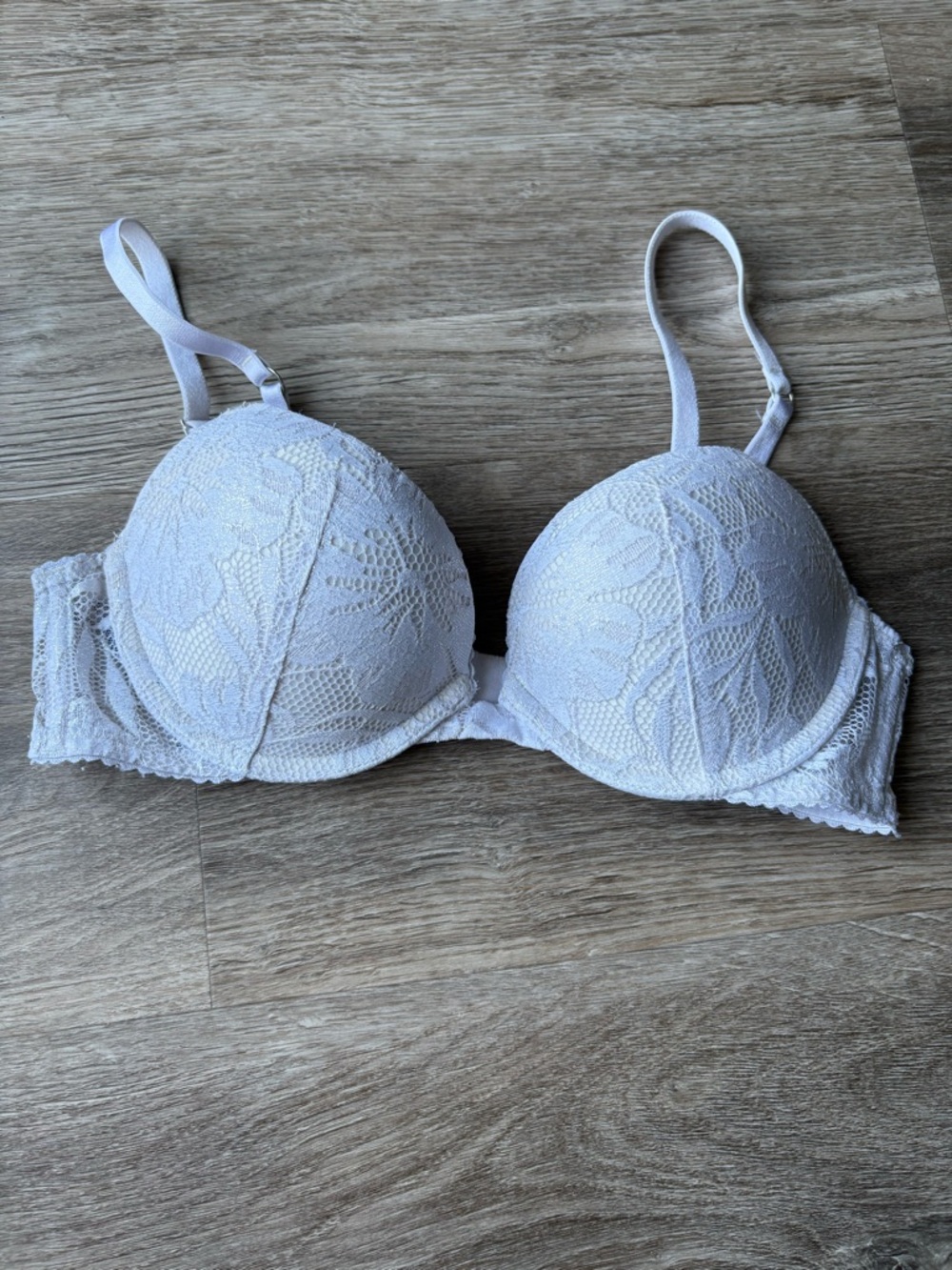 Victoria's Secret Women’s White Lace Very Sexy Push-Up Underwire Bra Size 32B